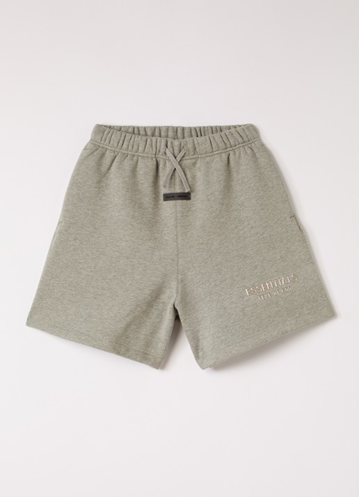 Fear of God Essentials Wide fit korte joggingbroek met logoprint - voorkant grijsmele