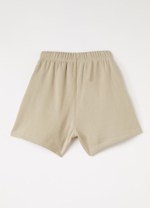 Fear of God Essentials Wide fit korte joggingbroek met logoprint - voorkant 2 beige