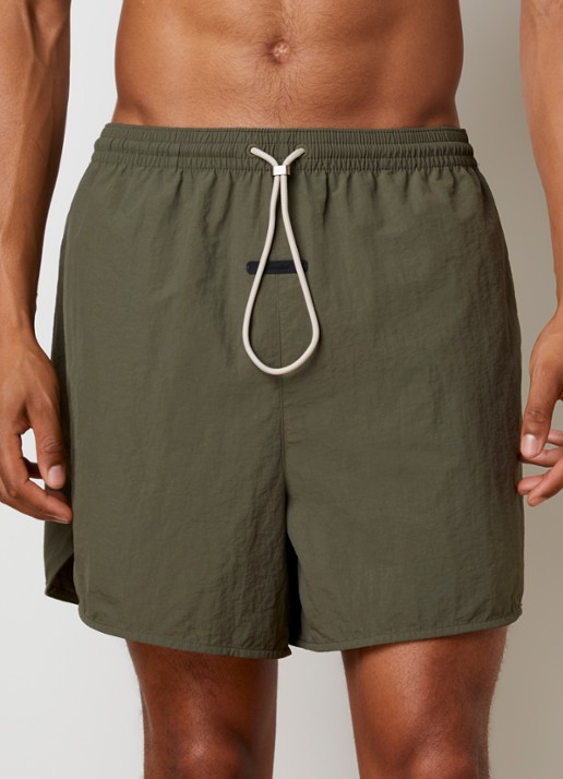 Fear of God Essentials Zwemshort met steekzakken - detail 3 bronsgroen