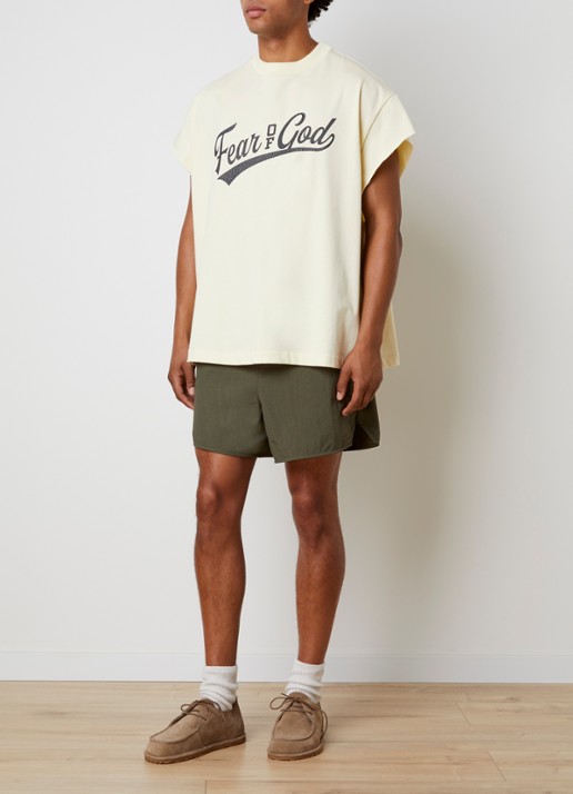 Fear of God Essentials Zwemshort met steekzakken - voorkant 2 bronsgroen