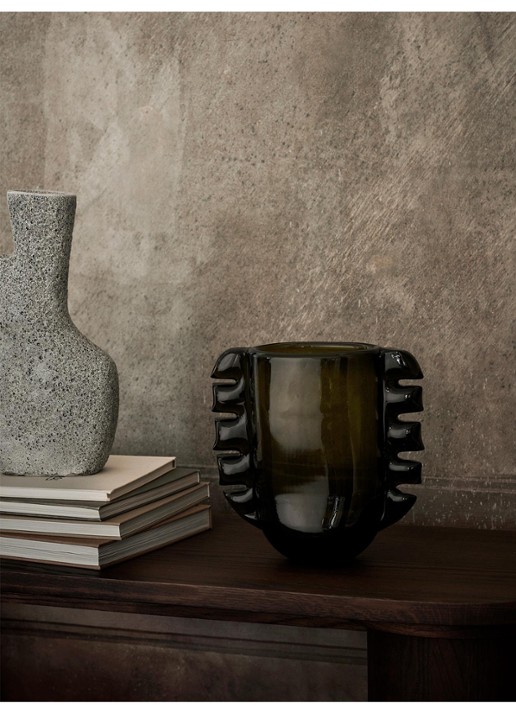 ferm LIVING Alas vaas 25 cm - voorkant 4 legergroen