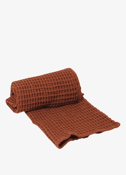 ferm LIVING Badhanddoek 50 x 100 cm - voorkant 2 steenrood