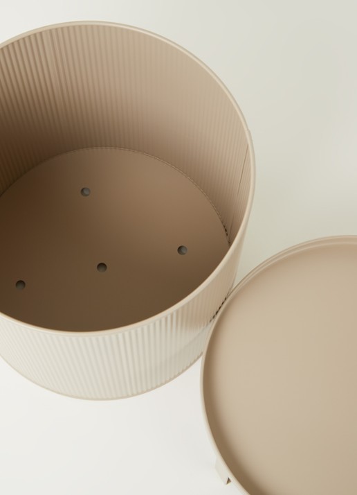 ferm LIVING Bau plantenbak van staal voor binnen Ø28 cm  - detail zand