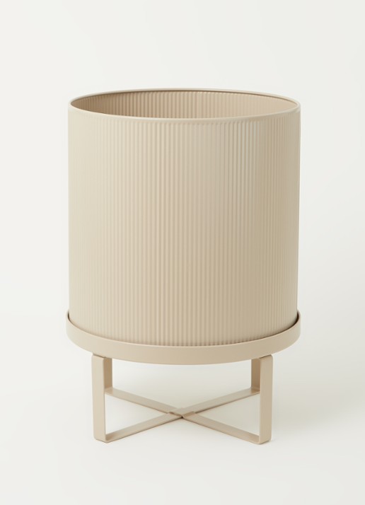 ferm LIVING Bau plantenbak van staal voor binnen Ø28 cm  - voorkant 3 zand