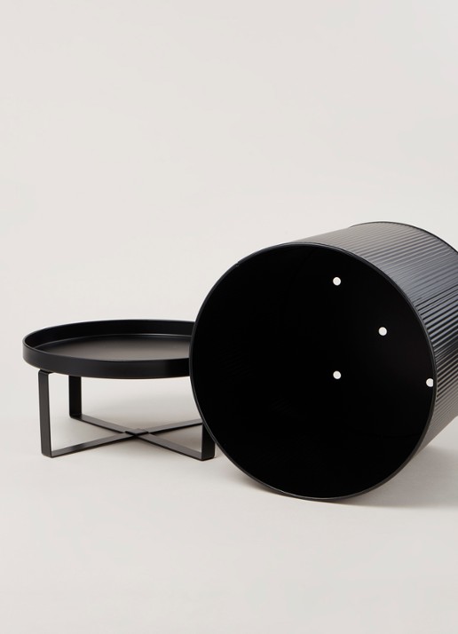 ferm LIVING Bau Pot Large bloempot van metaal met standaard voor binnen Ø27 cm  - detail zwart