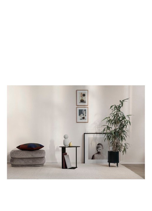 ferm LIVING Bau Pot Large bloempot van metaal met standaard voor binnen Ø27 cm  - voorkant 3 zwart