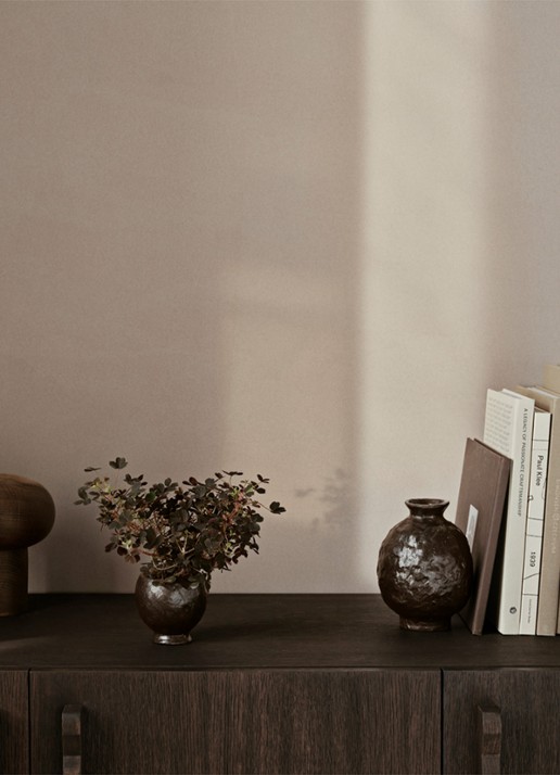 ferm LIVING Doro Medium vaas 16 cm - voorkant 2 donkerbruin