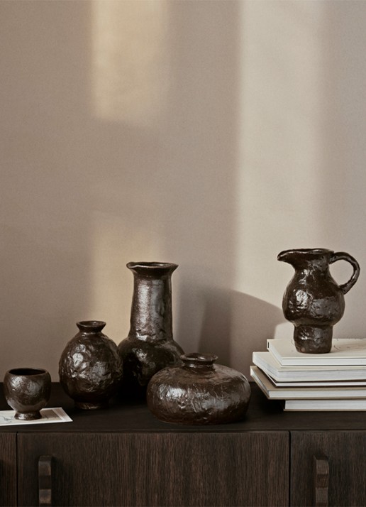ferm LIVING Doro vaas 27 cm - voorkant 2 donkerbruin