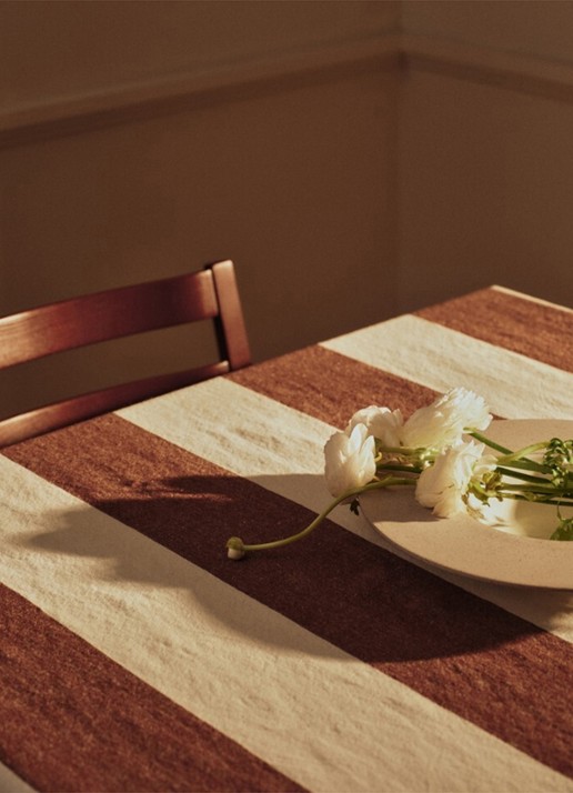 ferm LIVING Hale tafelkleed in linnenblend 150 x 240 cm - voorkant 2 beige