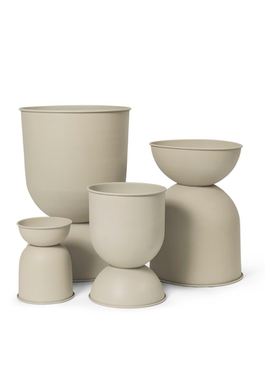 ferm LIVING Hourglass bloempot van gepoedercoat ijzer voor binnen Ø50 cm - detail 3 donkerbeige