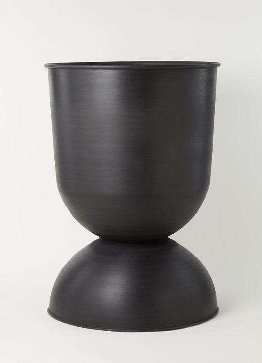 ferm LIVING Hourglass L bloempot voor binnen en buiten - 51 cm - voorkant 2 zwart