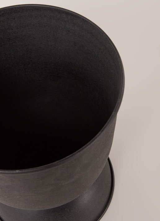 ferm LIVING Hourglass Pot Extra Small plantenbak voor binnen Ø21 cm - detail zwart