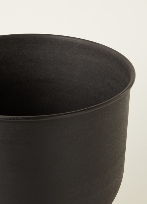 ferm LIVING Hourglass S bloempot voor binnen en buiten Ø30 cm - detail zwart