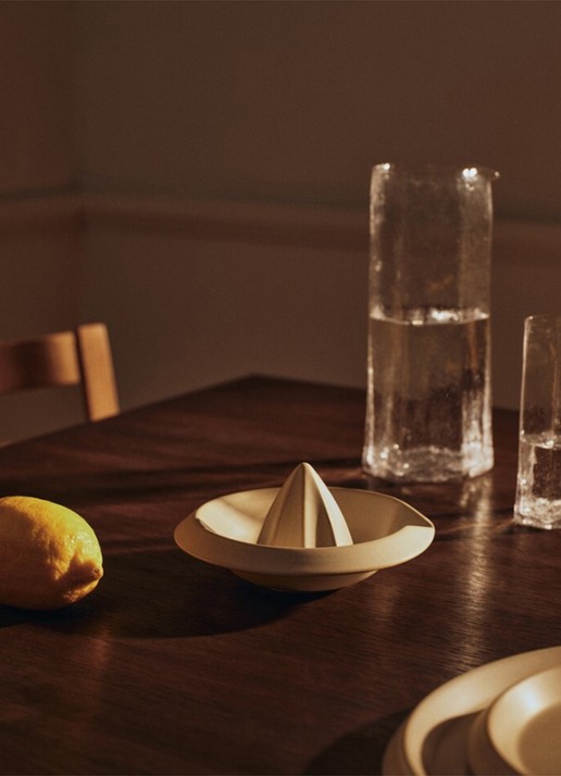 ferm LIVING Kiru karaf 1 liter - achterkant transparant