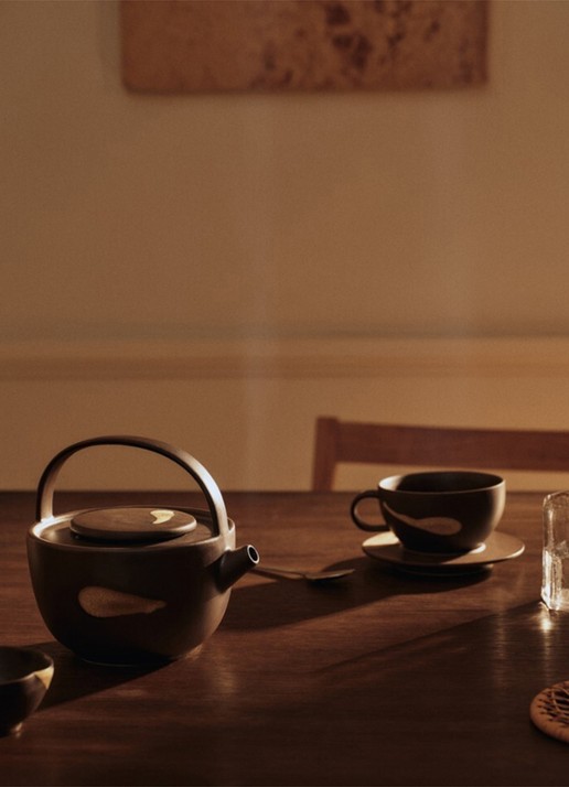 ferm LIVING Koyo kop met schotel - voorkant 2 donkerbruin