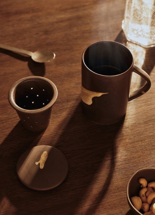 ferm LIVING Koyo mok met infuser 40 cl - voorkant 3 donkerbruin