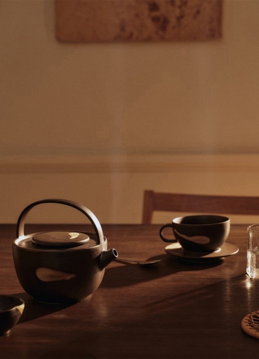 ferm LIVING Koyo theepot 85 cl - voorkant 2 donkerbruin