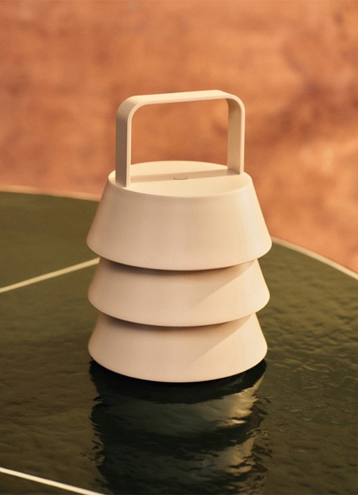 ferm LIVING Luver draagbare tafellamp Ø15 cm - voorkant 2 gebroken wit