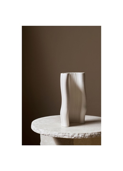 ferm LIVING Moire vaas 30 cm - detail 5 wit