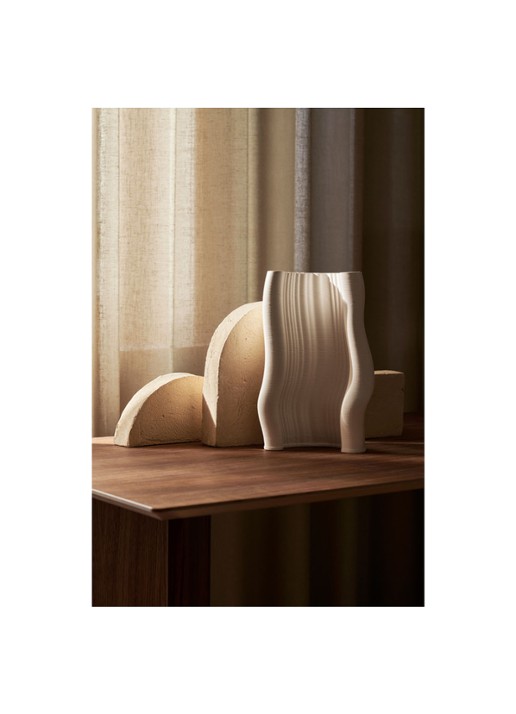 ferm LIVING Moire vaas 30 cm - voorkant 2 wit