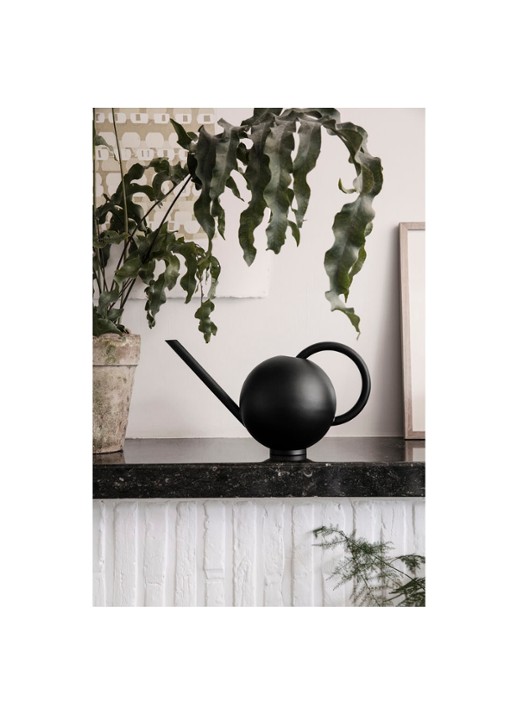 ferm LIVING Orb gieter 2 liter  - voorkant 2 zwart