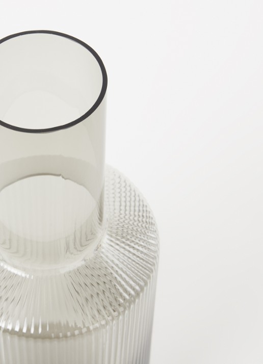 ferm LIVING Ripple Car karaf 0,9 liter - detail 3 lichtgrijs