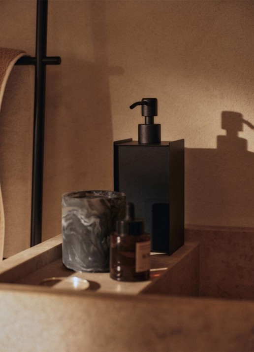 ferm LIVING Sama zeepdispenser - voorkant 2 zwart