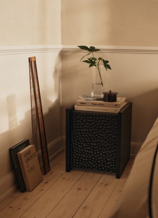 ferm LIVING Scarni nachtkast 38 x 100 cm - voorkant 2 antraciet