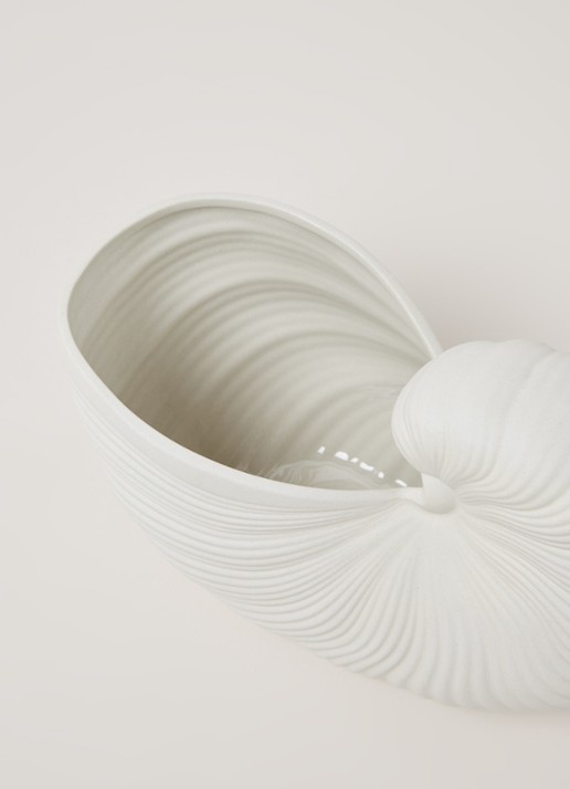 ferm LIVING Shell bloempot van aardewerk voor binnen 31 x 20 cm - detail gebroken wit