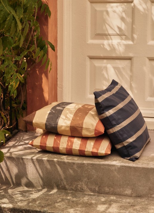ferm LIVING Strand sierkussen 50 x 50 cm - voorkant 2 indigo