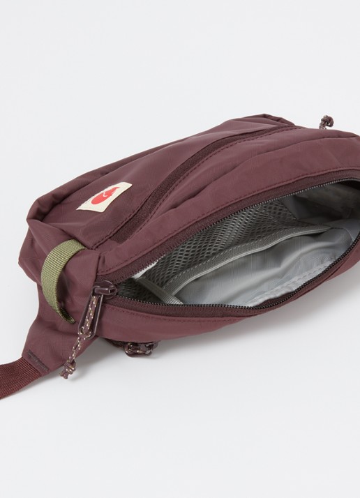 Fjällräven High Coast heuptas met logo - detail aubergine