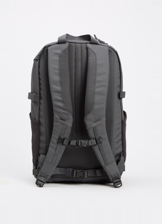 Fjällräven Skule 28 rugzak met 15 inch laptopvak - achterkant middengrijs