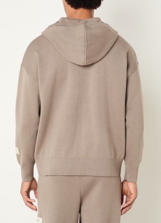 FLÂNEUR Atelier fijngebreid vest met capuchon en steekzakken - achterkant 3 taupe