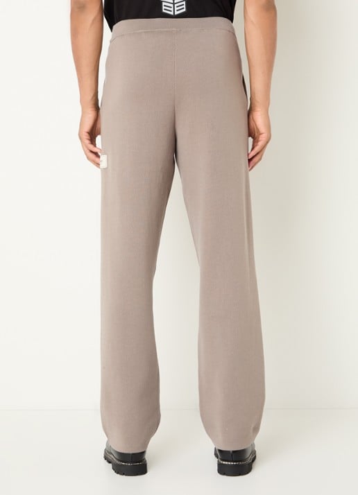 FLÂNEUR Atelier straight fit broek met logo en steekzakken - achterkant 3 taupe