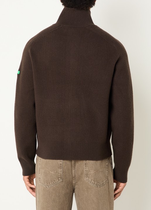 FLÂNEUR Badge ribgebreid vest van wol met logo - achterkant 2 bruin