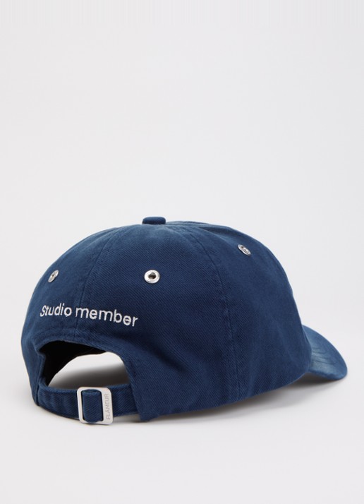 FLÂNEUR S&D Studio Member Pet met logoborduring - detail donkerblauw