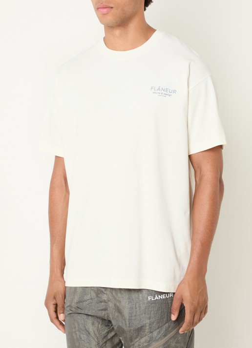 FLÂNEUR Sound & Design Studio Member T-shirt met logo- en backprint - achterkant 2 gebroken wit