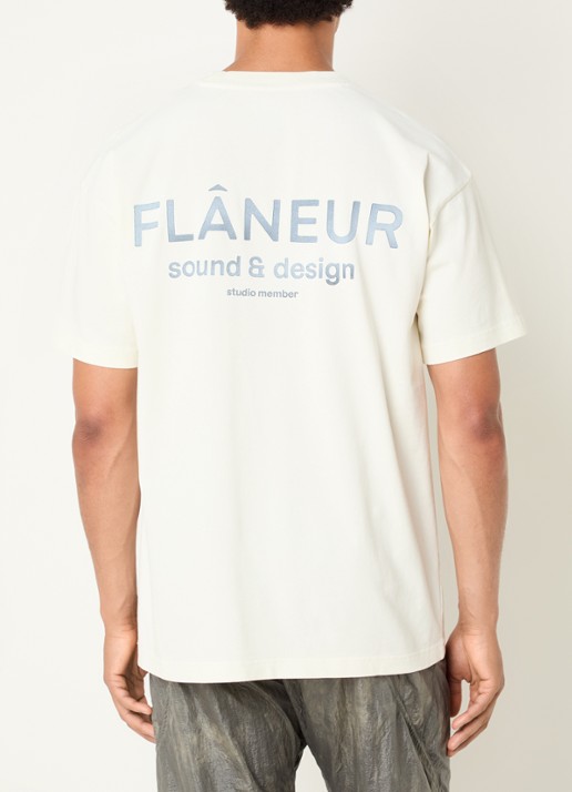 FLÂNEUR Sound & Design Studio Member T-shirt met logo- en backprint - detail gebroken wit