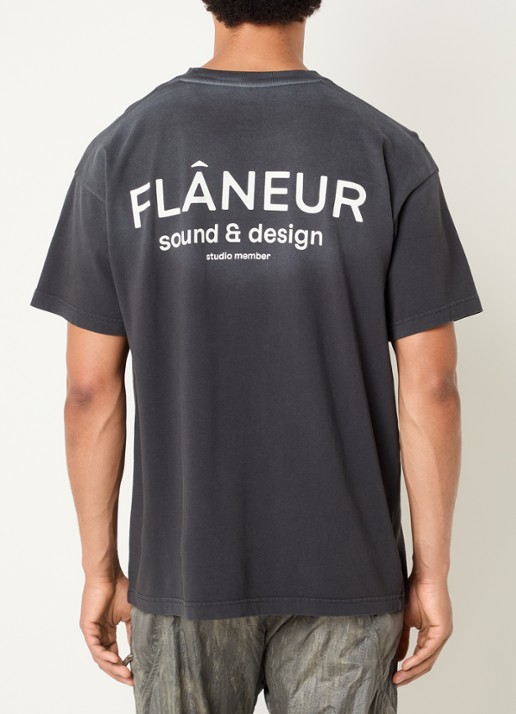 FLÂNEUR Sound & Design Studio Member T-shirt met logo- en backprint - detail antraciet