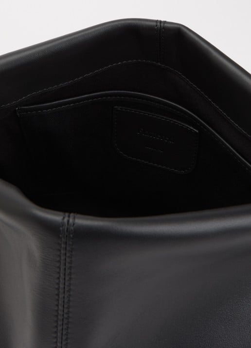 Flattered Clay clutch van kalfsleer - detail 3 zwart