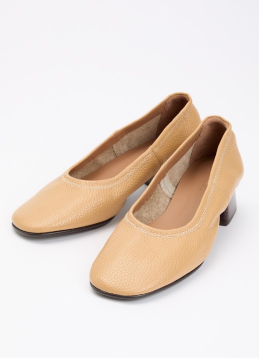 Flattered Zac pump van lamsleer - detail camel