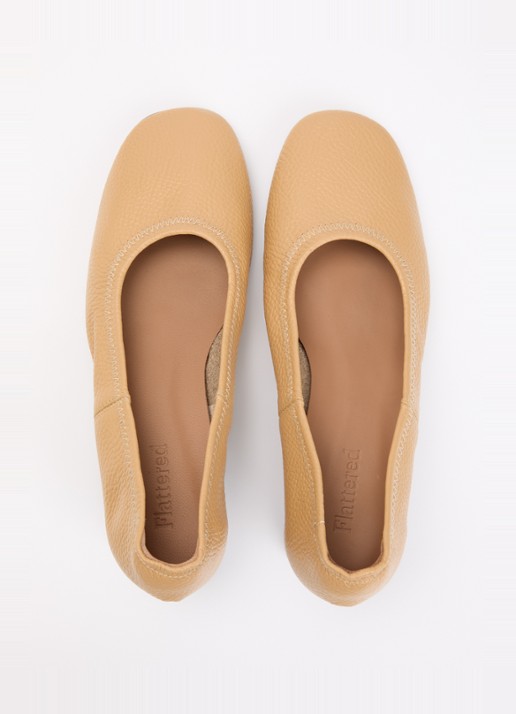 Flattered Zac pump van lamsleer - detail 2 camel
