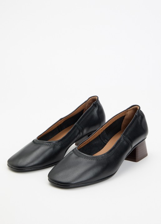 Flattered Zac pump van lamsleer - detail 2 zwart