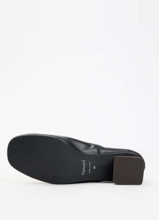 Flattered Zac pump van lamsleer - detail 4 zwart