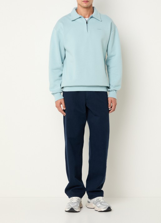 forét Hook sweater met halve rits en logoborduring - voorkant 3 lichtblauw