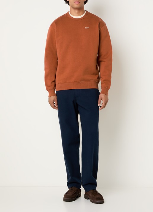 forét Noon sweater met logo  - voorkant 3 oranjebruin