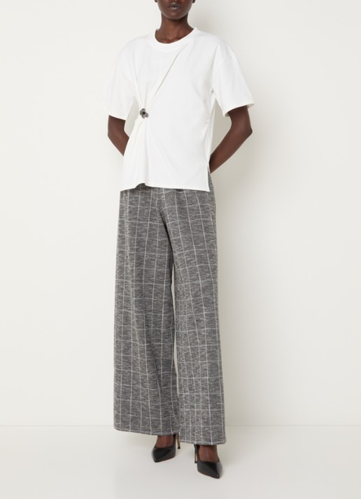 French Connection Rallie T-shirt met gedrapeerd detail en applicatie - voorkant 4 wit