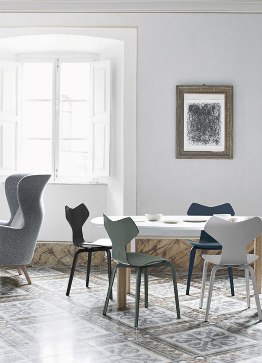 Fritz Hansen Grand Prix Chair Wood stoel gekleurd essen - voorkant 2 zwart