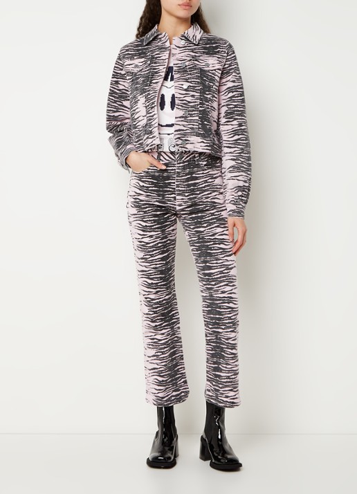 Ganni Betzy high waist bootcut cropped jeans met zebraprint  - voorkant 2 lichtroze