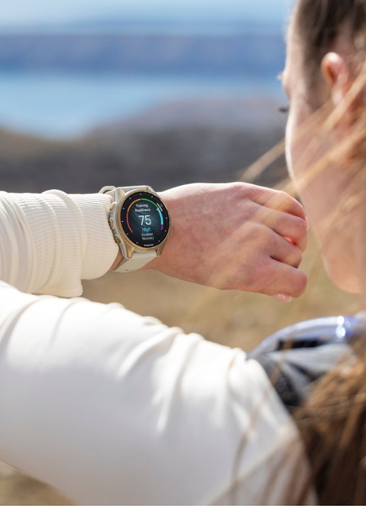 Garmin Fenix 8 43mm, AMOLED, saffier - voorkant 4 goud